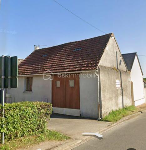 ✨  charmante maison – 133 m² habitables sur 1 400 m² de terrain – Meslay-le-Grenet

Située dans un environnement calme et recherché à Meslay-le-Grenet, à proximité immédiate des écoles, commerces et axes autoroutiers, cette belle maison familiale de 133 m² séduit par ses volumes, son potentiel et la qualité de ses prestations, le tout sur un terrain de 1 400 m² dont 1 000 m² de jardin paysager.

🔹 Rez-de-chaussée
Dès l’entrée, vous découvrirez une vaste entrée élégante avec toilettes indépendantes, desservant un espace de vie lumineux composé d’un séjour ouvert sur la cuisine, idéal pour les moments de convivialité.
Une superbe suite parentale complète ce niveau, offrant un espace intime avec baignoire, douche et double vasque.

🔹 À l’étage
L’espace nuit propose :
	•	Deux chambres confortables
	•	Une salle d’eau moderne avec douche, vasque et WC

🔹 Dernier niveau
Un espace accessible par escalier escamotable dessert une pièce polyvalente pouvant accueillir selon vos besoins :
	•	chambre d’appoint
	•	bureau
	•	espace loisirs
	•	ou zone de stockage optimisée

🔧 Prestations & confort
	•	Maison entièrement électrique
	•	Plancher chauffant électrique sur une partie de l’habitation
	•	Conduit Poujoulat existant, prêt à recevoir un poêle (bois ou granulés), pour un confort thermique optimisé et une ambiance chaleureuse

🏡 Dépendance
Une grange indépendante de 60 m² avec étage offre un potentiel remarquable : atelier, stockage, garage, projet d’aménagement, activité professionnelle ou dépendance future.

🌿 Extérieurs
Terrain généreux de 1 400 m², dont 1 000 m² de jardin, offrant un cadre de vie paisible, verdoyant et propice aux projets paysagers, familiaux ou de loisirs.

📍 Situation
Meslay-le-Grenet, commune recherchée pour sa qualité de vie, sa proximité avec :
	•	écoles
	•	commerces
	•	accès autoroutiers
	•	bassins d’emploi

⸻

💎 Un bien rare sur le secteur, alliant volumes, fonctionnalité, potentiel d’évolution et cadre de vie privilégié.
Idéal pour résidence principale familiale ou projet patrimonial.