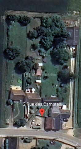 ✨  charmante maison – 133 m² habitables sur 1 400 m² de terrain – Meslay-le-Grenet

Située dans un environnement calme et recherché à Meslay-le-Grenet, à proximité immédiate des écoles, commerces et axes autoroutiers, cette belle maison familiale de 133 m² séduit par ses volumes, son potentiel et la qualité de ses prestations, le tout sur un terrain de 1 400 m² dont 1 000 m² de jardin paysager.

🔹 Rez-de-chaussée
Dès l’entrée, vous découvrirez une vaste entrée élégante avec toilettes indépendantes, desservant un espace de vie lumineux composé d’un séjour ouvert sur la cuisine, idéal pour les moments de convivialité.
Une superbe suite parentale complète ce niveau, offrant un espace intime avec baignoire, douche et double vasque.

🔹 À l’étage
L’espace nuit propose :
	•	Deux chambres confortables
	•	Une salle d’eau moderne avec douche, vasque et WC

🔹 Dernier niveau
Un espace accessible par escalier escamotable dessert une pièce polyvalente pouvant accueillir selon vos besoins :
	•	chambre d’appoint
	•	bureau
	•	espace loisirs
	•	ou zone de stockage optimisée

🔧 Prestations & confort
	•	Maison entièrement électrique
	•	Plancher chauffant électrique sur une partie de l’habitation
	•	Conduit Poujoulat existant, prêt à recevoir un poêle (bois ou granulés), pour un confort thermique optimisé et une ambiance chaleureuse

🏡 Dépendance
Une grange indépendante de 60 m² avec étage offre un potentiel remarquable : atelier, stockage, garage, projet d’aménagement, activité professionnelle ou dépendance future.

🌿 Extérieurs
Terrain généreux de 1 400 m², dont 1 000 m² de jardin, offrant un cadre de vie paisible, verdoyant et propice aux projets paysagers, familiaux ou de loisirs.

📍 Situation
Meslay-le-Grenet, commune recherchée pour sa qualité de vie, sa proximité avec :
	•	écoles
	•	commerces
	•	accès autoroutiers
	•	bassins d’emploi

⸻

💎 Un bien rare sur le secteur, alliant volumes, fonctionnalité, potentiel d’évolution et cadre de vie privilégié.
Idéal pour résidence principale familiale ou projet patrimonial.