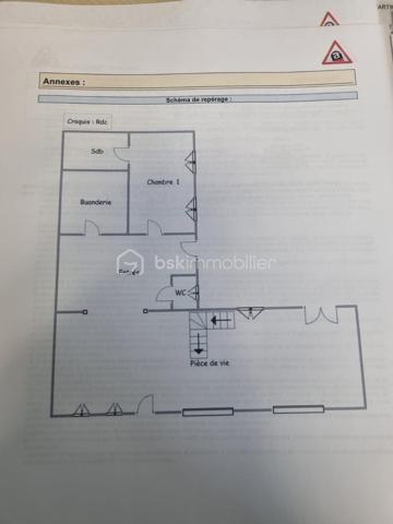 ✨  charmante maison – 133 m² habitables sur 1 400 m² de terrain – Meslay-le-Grenet

Située dans un environnement calme et recherché à Meslay-le-Grenet, à proximité immédiate des écoles, commerces et axes autoroutiers, cette belle maison familiale de 133 m² séduit par ses volumes, son potentiel et la qualité de ses prestations, le tout sur un terrain de 1 400 m² dont 1 000 m² de jardin paysager.

🔹 Rez-de-chaussée
Dès l’entrée, vous découvrirez une vaste entrée élégante avec toilettes indépendantes, desservant un espace de vie lumineux composé d’un séjour ouvert sur la cuisine, idéal pour les moments de convivialité.
Une superbe suite parentale complète ce niveau, offrant un espace intime avec baignoire, douche et double vasque.

🔹 À l’étage
L’espace nuit propose :
	•	Deux chambres confortables
	•	Une salle d’eau moderne avec douche, vasque et WC

🔹 Dernier niveau
Un espace accessible par escalier escamotable dessert une pièce polyvalente pouvant accueillir selon vos besoins :
	•	chambre d’appoint
	•	bureau
	•	espace loisirs
	•	ou zone de stockage optimisée

🔧 Prestations & confort
	•	Maison entièrement électrique
	•	Plancher chauffant électrique sur une partie de l’habitation
	•	Conduit Poujoulat existant, prêt à recevoir un poêle (bois ou granulés), pour un confort thermique optimisé et une ambiance chaleureuse

🏡 Dépendance
Une grange indépendante de 60 m² avec étage offre un potentiel remarquable : atelier, stockage, garage, projet d’aménagement, activité professionnelle ou dépendance future.

🌿 Extérieurs
Terrain généreux de 1 400 m², dont 1 000 m² de jardin, offrant un cadre de vie paisible, verdoyant et propice aux projets paysagers, familiaux ou de loisirs.

📍 Situation
Meslay-le-Grenet, commune recherchée pour sa qualité de vie, sa proximité avec :
	•	écoles
	•	commerces
	•	accès autoroutiers
	•	bassins d’emploi

⸻

💎 Un bien rare sur le secteur, alliant volumes, fonctionnalité, potentiel d’évolution et cadre de vie privilégié.
Idéal pour résidence principale familiale ou projet patrimonial.