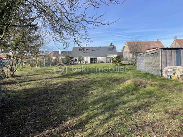 ✨  charmante maison – 133 m² habitables sur 1 400 m² de terrain – Meslay-le-Grenet

Située dans un environnement calme et recherché à Meslay-le-Grenet, à proximité immédiate des écoles, commerces et axes autoroutiers, cette belle maison familiale de 133 m² séduit par ses volumes, son potentiel et la qualité de ses prestations, le tout sur un terrain de 1 400 m² dont 1 000 m² de jardin paysager.

🔹 Rez-de-chaussée
Dès l’entrée, vous découvrirez une vaste entrée élégante avec toilettes indépendantes, desservant un espace de vie lumineux composé d’un séjour ouvert sur la cuisine, idéal pour les moments de convivialité.
Une superbe suite parentale complète ce niveau, offrant un espace intime avec baignoire, douche et double vasque.

🔹 À l’étage
L’espace nuit propose :
	•	Deux chambres confortables
	•	Une salle d’eau moderne avec douche, vasque et WC

🔹 Dernier niveau
Un espace accessible par escalier escamotable dessert une pièce polyvalente pouvant accueillir selon vos besoins :
	•	chambre d’appoint
	•	bureau
	•	espace loisirs
	•	ou zone de stockage optimisée

🔧 Prestations & confort
	•	Maison entièrement électrique
	•	Plancher chauffant électrique sur une partie de l’habitation
	•	Conduit Poujoulat existant, prêt à recevoir un poêle (bois ou granulés), pour un confort thermique optimisé et une ambiance chaleureuse

🏡 Dépendance
Une grange indépendante de 60 m² avec étage offre un potentiel remarquable : atelier, stockage, garage, projet d’aménagement, activité professionnelle ou dépendance future.

🌿 Extérieurs
Terrain généreux de 1 400 m², dont 1 000 m² de jardin, offrant un cadre de vie paisible, verdoyant et propice aux projets paysagers, familiaux ou de loisirs.

📍 Situation
Meslay-le-Grenet, commune recherchée pour sa qualité de vie, sa proximité avec :
	•	écoles
	•	commerces
	•	accès autoroutiers
	•	bassins d’emploi

⸻

💎 Un bien rare sur le secteur, alliant volumes, fonctionnalité, potentiel d’évolution et cadre de vie privilégié.
Idéal pour résidence principale familiale ou projet patrimonial.