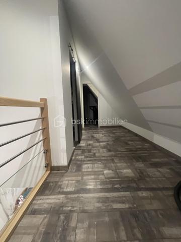 ✨  charmante maison – 133 m² habitables sur 1 400 m² de terrain – Meslay-le-Grenet

Située dans un environnement calme et recherché à Meslay-le-Grenet, à proximité immédiate des écoles, commerces et axes autoroutiers, cette belle maison familiale de 133 m² séduit par ses volumes, son potentiel et la qualité de ses prestations, le tout sur un terrain de 1 400 m² dont 1 000 m² de jardin paysager.

🔹 Rez-de-chaussée
Dès l’entrée, vous découvrirez une vaste entrée élégante avec toilettes indépendantes, desservant un espace de vie lumineux composé d’un séjour ouvert sur la cuisine, idéal pour les moments de convivialité.
Une superbe suite parentale complète ce niveau, offrant un espace intime avec baignoire, douche et double vasque.

🔹 À l’étage
L’espace nuit propose :
	•	Deux chambres confortables
	•	Une salle d’eau moderne avec douche, vasque et WC

🔹 Dernier niveau
Un espace accessible par escalier escamotable dessert une pièce polyvalente pouvant accueillir selon vos besoins :
	•	chambre d’appoint
	•	bureau
	•	espace loisirs
	•	ou zone de stockage optimisée

🔧 Prestations & confort
	•	Maison entièrement électrique
	•	Plancher chauffant électrique sur une partie de l’habitation
	•	Conduit Poujoulat existant, prêt à recevoir un poêle (bois ou granulés), pour un confort thermique optimisé et une ambiance chaleureuse

🏡 Dépendance
Une grange indépendante de 60 m² avec étage offre un potentiel remarquable : atelier, stockage, garage, projet d’aménagement, activité professionnelle ou dépendance future.

🌿 Extérieurs
Terrain généreux de 1 400 m², dont 1 000 m² de jardin, offrant un cadre de vie paisible, verdoyant et propice aux projets paysagers, familiaux ou de loisirs.

📍 Situation
Meslay-le-Grenet, commune recherchée pour sa qualité de vie, sa proximité avec :
	•	écoles
	•	commerces
	•	accès autoroutiers
	•	bassins d’emploi

⸻

💎 Un bien rare sur le secteur, alliant volumes, fonctionnalité, potentiel d’évolution et cadre de vie privilégié.
Idéal pour résidence principale familiale ou projet patrimonial.