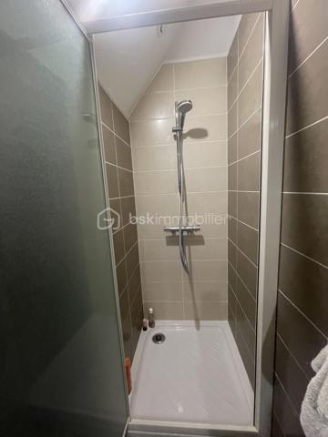 ✨  charmante maison – 133 m² habitables sur 1 400 m² de terrain – Meslay-le-Grenet

Située dans un environnement calme et recherché à Meslay-le-Grenet, à proximité immédiate des écoles, commerces et axes autoroutiers, cette belle maison familiale de 133 m² séduit par ses volumes, son potentiel et la qualité de ses prestations, le tout sur un terrain de 1 400 m² dont 1 000 m² de jardin paysager.

🔹 Rez-de-chaussée
Dès l’entrée, vous découvrirez une vaste entrée élégante avec toilettes indépendantes, desservant un espace de vie lumineux composé d’un séjour ouvert sur la cuisine, idéal pour les moments de convivialité.
Une superbe suite parentale complète ce niveau, offrant un espace intime avec baignoire, douche et double vasque.

🔹 À l’étage
L’espace nuit propose :
	•	Deux chambres confortables
	•	Une salle d’eau moderne avec douche, vasque et WC

🔹 Dernier niveau
Un espace accessible par escalier escamotable dessert une pièce polyvalente pouvant accueillir selon vos besoins :
	•	chambre d’appoint
	•	bureau
	•	espace loisirs
	•	ou zone de stockage optimisée

🔧 Prestations & confort
	•	Maison entièrement électrique
	•	Plancher chauffant électrique sur une partie de l’habitation
	•	Conduit Poujoulat existant, prêt à recevoir un poêle (bois ou granulés), pour un confort thermique optimisé et une ambiance chaleureuse

🏡 Dépendance
Une grange indépendante de 60 m² avec étage offre un potentiel remarquable : atelier, stockage, garage, projet d’aménagement, activité professionnelle ou dépendance future.

🌿 Extérieurs
Terrain généreux de 1 400 m², dont 1 000 m² de jardin, offrant un cadre de vie paisible, verdoyant et propice aux projets paysagers, familiaux ou de loisirs.

📍 Situation
Meslay-le-Grenet, commune recherchée pour sa qualité de vie, sa proximité avec :
	•	écoles
	•	commerces
	•	accès autoroutiers
	•	bassins d’emploi

⸻

💎 Un bien rare sur le secteur, alliant volumes, fonctionnalité, potentiel d’évolution et cadre de vie privilégié.
Idéal pour résidence principale familiale ou projet patrimonial.