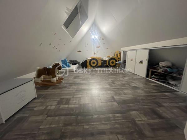 ✨  charmante maison – 133 m² habitables sur 1 400 m² de terrain – Meslay-le-Grenet

Située dans un environnement calme et recherché à Meslay-le-Grenet, à proximité immédiate des écoles, commerces et axes autoroutiers, cette belle maison familiale de 133 m² séduit par ses volumes, son potentiel et la qualité de ses prestations, le tout sur un terrain de 1 400 m² dont 1 000 m² de jardin paysager.

🔹 Rez-de-chaussée
Dès l’entrée, vous découvrirez une vaste entrée élégante avec toilettes indépendantes, desservant un espace de vie lumineux composé d’un séjour ouvert sur la cuisine, idéal pour les moments de convivialité.
Une superbe suite parentale complète ce niveau, offrant un espace intime avec baignoire, douche et double vasque.

🔹 À l’étage
L’espace nuit propose :
	•	Deux chambres confortables
	•	Une salle d’eau moderne avec douche, vasque et WC

🔹 Dernier niveau
Un espace accessible par escalier escamotable dessert une pièce polyvalente pouvant accueillir selon vos besoins :
	•	chambre d’appoint
	•	bureau
	•	espace loisirs
	•	ou zone de stockage optimisée

🔧 Prestations & confort
	•	Maison entièrement électrique
	•	Plancher chauffant électrique sur une partie de l’habitation
	•	Conduit Poujoulat existant, prêt à recevoir un poêle (bois ou granulés), pour un confort thermique optimisé et une ambiance chaleureuse

🏡 Dépendance
Une grange indépendante de 60 m² avec étage offre un potentiel remarquable : atelier, stockage, garage, projet d’aménagement, activité professionnelle ou dépendance future.

🌿 Extérieurs
Terrain généreux de 1 400 m², dont 1 000 m² de jardin, offrant un cadre de vie paisible, verdoyant et propice aux projets paysagers, familiaux ou de loisirs.

📍 Situation
Meslay-le-Grenet, commune recherchée pour sa qualité de vie, sa proximité avec :
	•	écoles
	•	commerces
	•	accès autoroutiers
	•	bassins d’emploi

⸻

💎 Un bien rare sur le secteur, alliant volumes, fonctionnalité, potentiel d’évolution et cadre de vie privilégié.
Idéal pour résidence principale familiale ou projet patrimonial.