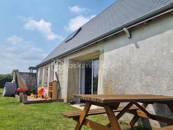 ✨  charmante maison – 133 m² habitables sur 1 400 m² de terrain – Meslay-le-Grenet

Située dans un environnement calme et recherché à Meslay-le-Grenet, à proximité immédiate des écoles, commerces et axes autoroutiers, cette belle maison familiale de 133 m² séduit par ses volumes, son potentiel et la qualité de ses prestations, le tout sur un terrain de 1 400 m² dont 1 000 m² de jardin paysager.

🔹 Rez-de-chaussée
Dès l’entrée, vous découvrirez une vaste entrée élégante avec toilettes indépendantes, desservant un espace de vie lumineux composé d’un séjour ouvert sur la cuisine, idéal pour les moments de convivialité.
Une superbe suite parentale complète ce niveau, offrant un espace intime avec baignoire, douche et double vasque.

🔹 À l’étage
L’espace nuit propose :
	•	Deux chambres confortables
	•	Une salle d’eau moderne avec douche, vasque et WC

🔹 Dernier niveau
Un espace accessible par escalier escamotable dessert une pièce polyvalente pouvant accueillir selon vos besoins :
	•	chambre d’appoint
	•	bureau
	•	espace loisirs
	•	ou zone de stockage optimisée

🔧 Prestations & confort
	•	Maison entièrement électrique
	•	Plancher chauffant électrique sur une partie de l’habitation
	•	Conduit Poujoulat existant, prêt à recevoir un poêle (bois ou granulés), pour un confort thermique optimisé et une ambiance chaleureuse

🏡 Dépendance
Une grange indépendante de 60 m² avec étage offre un potentiel remarquable : atelier, stockage, garage, projet d’aménagement, activité professionnelle ou dépendance future.

🌿 Extérieurs
Terrain généreux de 1 400 m², dont 1 000 m² de jardin, offrant un cadre de vie paisible, verdoyant et propice aux projets paysagers, familiaux ou de loisirs.

📍 Situation
Meslay-le-Grenet, commune recherchée pour sa qualité de vie, sa proximité avec :
	•	écoles
	•	commerces
	•	accès autoroutiers
	•	bassins d’emploi

⸻

💎 Un bien rare sur le secteur, alliant volumes, fonctionnalité, potentiel d’évolution et cadre de vie privilégié.
Idéal pour résidence principale familiale ou projet patrimonial.