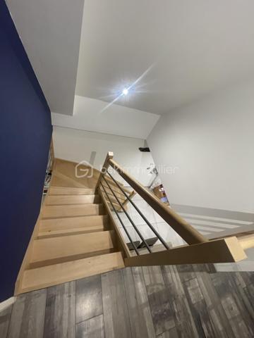 ✨  charmante maison – 133 m² habitables sur 1 400 m² de terrain – Meslay-le-Grenet

Située dans un environnement calme et recherché à Meslay-le-Grenet, à proximité immédiate des écoles, commerces et axes autoroutiers, cette belle maison familiale de 133 m² séduit par ses volumes, son potentiel et la qualité de ses prestations, le tout sur un terrain de 1 400 m² dont 1 000 m² de jardin paysager.

🔹 Rez-de-chaussée
Dès l’entrée, vous découvrirez une vaste entrée élégante avec toilettes indépendantes, desservant un espace de vie lumineux composé d’un séjour ouvert sur la cuisine, idéal pour les moments de convivialité.
Une superbe suite parentale complète ce niveau, offrant un espace intime avec baignoire, douche et double vasque.

🔹 À l’étage
L’espace nuit propose :
	•	Deux chambres confortables
	•	Une salle d’eau moderne avec douche, vasque et WC

🔹 Dernier niveau
Un espace accessible par escalier escamotable dessert une pièce polyvalente pouvant accueillir selon vos besoins :
	•	chambre d’appoint
	•	bureau
	•	espace loisirs
	•	ou zone de stockage optimisée

🔧 Prestations & confort
	•	Maison entièrement électrique
	•	Plancher chauffant électrique sur une partie de l’habitation
	•	Conduit Poujoulat existant, prêt à recevoir un poêle (bois ou granulés), pour un confort thermique optimisé et une ambiance chaleureuse

🏡 Dépendance
Une grange indépendante de 60 m² avec étage offre un potentiel remarquable : atelier, stockage, garage, projet d’aménagement, activité professionnelle ou dépendance future.

🌿 Extérieurs
Terrain généreux de 1 400 m², dont 1 000 m² de jardin, offrant un cadre de vie paisible, verdoyant et propice aux projets paysagers, familiaux ou de loisirs.

📍 Situation
Meslay-le-Grenet, commune recherchée pour sa qualité de vie, sa proximité avec :
	•	écoles
	•	commerces
	•	accès autoroutiers
	•	bassins d’emploi

⸻

💎 Un bien rare sur le secteur, alliant volumes, fonctionnalité, potentiel d’évolution et cadre de vie privilégié.
Idéal pour résidence principale familiale ou projet patrimonial.