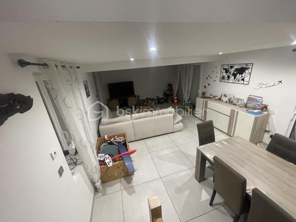 ✨  charmante maison – 133 m² habitables sur 1 400 m² de terrain – Meslay-le-Grenet

Située dans un environnement calme et recherché à Meslay-le-Grenet, à proximité immédiate des écoles, commerces et axes autoroutiers, cette belle maison familiale de 133 m² séduit par ses volumes, son potentiel et la qualité de ses prestations, le tout sur un terrain de 1 400 m² dont 1 000 m² de jardin paysager.

🔹 Rez-de-chaussée
Dès l’entrée, vous découvrirez une vaste entrée élégante avec toilettes indépendantes, desservant un espace de vie lumineux composé d’un séjour ouvert sur la cuisine, idéal pour les moments de convivialité.
Une superbe suite parentale complète ce niveau, offrant un espace intime avec baignoire, douche et double vasque.

🔹 À l’étage
L’espace nuit propose :
	•	Deux chambres confortables
	•	Une salle d’eau moderne avec douche, vasque et WC

🔹 Dernier niveau
Un espace accessible par escalier escamotable dessert une pièce polyvalente pouvant accueillir selon vos besoins :
	•	chambre d’appoint
	•	bureau
	•	espace loisirs
	•	ou zone de stockage optimisée

🔧 Prestations & confort
	•	Maison entièrement électrique
	•	Plancher chauffant électrique sur une partie de l’habitation
	•	Conduit Poujoulat existant, prêt à recevoir un poêle (bois ou granulés), pour un confort thermique optimisé et une ambiance chaleureuse

🏡 Dépendance
Une grange indépendante de 60 m² avec étage offre un potentiel remarquable : atelier, stockage, garage, projet d’aménagement, activité professionnelle ou dépendance future.

🌿 Extérieurs
Terrain généreux de 1 400 m², dont 1 000 m² de jardin, offrant un cadre de vie paisible, verdoyant et propice aux projets paysagers, familiaux ou de loisirs.

📍 Situation
Meslay-le-Grenet, commune recherchée pour sa qualité de vie, sa proximité avec :
	•	écoles
	•	commerces
	•	accès autoroutiers
	•	bassins d’emploi

⸻

💎 Un bien rare sur le secteur, alliant volumes, fonctionnalité, potentiel d’évolution et cadre de vie privilégié.
Idéal pour résidence principale familiale ou projet patrimonial.