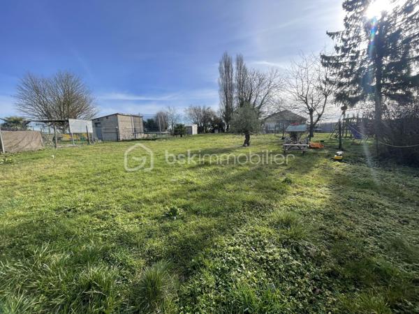 ✨  charmante maison – 133 m² habitables sur 1 400 m² de terrain – Meslay-le-Grenet

Située dans un environnement calme et recherché à Meslay-le-Grenet, à proximité immédiate des écoles, commerces et axes autoroutiers, cette belle maison familiale de 133 m² séduit par ses volumes, son potentiel et la qualité de ses prestations, le tout sur un terrain de 1 400 m² dont 1 000 m² de jardin paysager.

🔹 Rez-de-chaussée
Dès l’entrée, vous découvrirez une vaste entrée élégante avec toilettes indépendantes, desservant un espace de vie lumineux composé d’un séjour ouvert sur la cuisine, idéal pour les moments de convivialité.
Une superbe suite parentale complète ce niveau, offrant un espace intime avec baignoire, douche et double vasque.

🔹 À l’étage
L’espace nuit propose :
	•	Deux chambres confortables
	•	Une salle d’eau moderne avec douche, vasque et WC

🔹 Dernier niveau
Un espace accessible par escalier escamotable dessert une pièce polyvalente pouvant accueillir selon vos besoins :
	•	chambre d’appoint
	•	bureau
	•	espace loisirs
	•	ou zone de stockage optimisée

🔧 Prestations & confort
	•	Maison entièrement électrique
	•	Plancher chauffant électrique sur une partie de l’habitation
	•	Conduit Poujoulat existant, prêt à recevoir un poêle (bois ou granulés), pour un confort thermique optimisé et une ambiance chaleureuse

🏡 Dépendance
Une grange indépendante de 60 m² avec étage offre un potentiel remarquable : atelier, stockage, garage, projet d’aménagement, activité professionnelle ou dépendance future.

🌿 Extérieurs
Terrain généreux de 1 400 m², dont 1 000 m² de jardin, offrant un cadre de vie paisible, verdoyant et propice aux projets paysagers, familiaux ou de loisirs.

📍 Situation
Meslay-le-Grenet, commune recherchée pour sa qualité de vie, sa proximité avec :
	•	écoles
	•	commerces
	•	accès autoroutiers
	•	bassins d’emploi

⸻

💎 Un bien rare sur le secteur, alliant volumes, fonctionnalité, potentiel d’évolution et cadre de vie privilégié.
Idéal pour résidence principale familiale ou projet patrimonial.