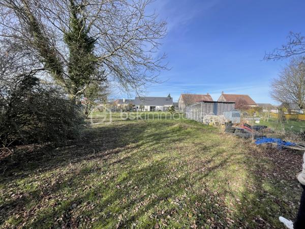✨  charmante maison – 133 m² habitables sur 1 400 m² de terrain – Meslay-le-Grenet

Située dans un environnement calme et recherché à Meslay-le-Grenet, à proximité immédiate des écoles, commerces et axes autoroutiers, cette belle maison familiale de 133 m² séduit par ses volumes, son potentiel et la qualité de ses prestations, le tout sur un terrain de 1 400 m² dont 1 000 m² de jardin paysager.

🔹 Rez-de-chaussée
Dès l’entrée, vous découvrirez une vaste entrée élégante avec toilettes indépendantes, desservant un espace de vie lumineux composé d’un séjour ouvert sur la cuisine, idéal pour les moments de convivialité.
Une superbe suite parentale complète ce niveau, offrant un espace intime avec baignoire, douche et double vasque.

🔹 À l’étage
L’espace nuit propose :
	•	Deux chambres confortables
	•	Une salle d’eau moderne avec douche, vasque et WC

🔹 Dernier niveau
Un espace accessible par escalier escamotable dessert une pièce polyvalente pouvant accueillir selon vos besoins :
	•	chambre d’appoint
	•	bureau
	•	espace loisirs
	•	ou zone de stockage optimisée

🔧 Prestations & confort
	•	Maison entièrement électrique
	•	Plancher chauffant électrique sur une partie de l’habitation
	•	Conduit Poujoulat existant, prêt à recevoir un poêle (bois ou granulés), pour un confort thermique optimisé et une ambiance chaleureuse

🏡 Dépendance
Une grange indépendante de 60 m² avec étage offre un potentiel remarquable : atelier, stockage, garage, projet d’aménagement, activité professionnelle ou dépendance future.

🌿 Extérieurs
Terrain généreux de 1 400 m², dont 1 000 m² de jardin, offrant un cadre de vie paisible, verdoyant et propice aux projets paysagers, familiaux ou de loisirs.

📍 Situation
Meslay-le-Grenet, commune recherchée pour sa qualité de vie, sa proximité avec :
	•	écoles
	•	commerces
	•	accès autoroutiers
	•	bassins d’emploi

⸻

💎 Un bien rare sur le secteur, alliant volumes, fonctionnalité, potentiel d’évolution et cadre de vie privilégié.
Idéal pour résidence principale familiale ou projet patrimonial.