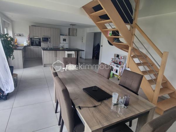 ✨  charmante maison – 133 m² habitables sur 1 400 m² de terrain – Meslay-le-Grenet

Située dans un environnement calme et recherché à Meslay-le-Grenet, à proximité immédiate des écoles, commerces et axes autoroutiers, cette belle maison familiale de 133 m² séduit par ses volumes, son potentiel et la qualité de ses prestations, le tout sur un terrain de 1 400 m² dont 1 000 m² de jardin paysager.

🔹 Rez-de-chaussée
Dès l’entrée, vous découvrirez une vaste entrée élégante avec toilettes indépendantes, desservant un espace de vie lumineux composé d’un séjour ouvert sur la cuisine, idéal pour les moments de convivialité.
Une superbe suite parentale complète ce niveau, offrant un espace intime avec baignoire, douche et double vasque.

🔹 À l’étage
L’espace nuit propose :
	•	Deux chambres confortables
	•	Une salle d’eau moderne avec douche, vasque et WC

🔹 Dernier niveau
Un espace accessible par escalier escamotable dessert une pièce polyvalente pouvant accueillir selon vos besoins :
	•	chambre d’appoint
	•	bureau
	•	espace loisirs
	•	ou zone de stockage optimisée

🔧 Prestations & confort
	•	Maison entièrement électrique
	•	Plancher chauffant électrique sur une partie de l’habitation
	•	Conduit Poujoulat existant, prêt à recevoir un poêle (bois ou granulés), pour un confort thermique optimisé et une ambiance chaleureuse

🏡 Dépendance
Une grange indépendante de 60 m² avec étage offre un potentiel remarquable : atelier, stockage, garage, projet d’aménagement, activité professionnelle ou dépendance future.

🌿 Extérieurs
Terrain généreux de 1 400 m², dont 1 000 m² de jardin, offrant un cadre de vie paisible, verdoyant et propice aux projets paysagers, familiaux ou de loisirs.

📍 Situation
Meslay-le-Grenet, commune recherchée pour sa qualité de vie, sa proximité avec :
	•	écoles
	•	commerces
	•	accès autoroutiers
	•	bassins d’emploi

⸻

💎 Un bien rare sur le secteur, alliant volumes, fonctionnalité, potentiel d’évolution et cadre de vie privilégié.
Idéal pour résidence principale familiale ou projet patrimonial.