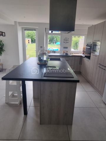 ✨  charmante maison – 133 m² habitables sur 1 400 m² de terrain – Meslay-le-Grenet

Située dans un environnement calme et recherché à Meslay-le-Grenet, à proximité immédiate des écoles, commerces et axes autoroutiers, cette belle maison familiale de 133 m² séduit par ses volumes, son potentiel et la qualité de ses prestations, le tout sur un terrain de 1 400 m² dont 1 000 m² de jardin paysager.

🔹 Rez-de-chaussée
Dès l’entrée, vous découvrirez une vaste entrée élégante avec toilettes indépendantes, desservant un espace de vie lumineux composé d’un séjour ouvert sur la cuisine, idéal pour les moments de convivialité.
Une superbe suite parentale complète ce niveau, offrant un espace intime avec baignoire, douche et double vasque.

🔹 À l’étage
L’espace nuit propose :
	•	Deux chambres confortables
	•	Une salle d’eau moderne avec douche, vasque et WC

🔹 Dernier niveau
Un espace accessible par escalier escamotable dessert une pièce polyvalente pouvant accueillir selon vos besoins :
	•	chambre d’appoint
	•	bureau
	•	espace loisirs
	•	ou zone de stockage optimisée

🔧 Prestations & confort
	•	Maison entièrement électrique
	•	Plancher chauffant électrique sur une partie de l’habitation
	•	Conduit Poujoulat existant, prêt à recevoir un poêle (bois ou granulés), pour un confort thermique optimisé et une ambiance chaleureuse

🏡 Dépendance
Une grange indépendante de 60 m² avec étage offre un potentiel remarquable : atelier, stockage, garage, projet d’aménagement, activité professionnelle ou dépendance future.

🌿 Extérieurs
Terrain généreux de 1 400 m², dont 1 000 m² de jardin, offrant un cadre de vie paisible, verdoyant et propice aux projets paysagers, familiaux ou de loisirs.

📍 Situation
Meslay-le-Grenet, commune recherchée pour sa qualité de vie, sa proximité avec :
	•	écoles
	•	commerces
	•	accès autoroutiers
	•	bassins d’emploi

⸻

💎 Un bien rare sur le secteur, alliant volumes, fonctionnalité, potentiel d’évolution et cadre de vie privilégié.
Idéal pour résidence principale familiale ou projet patrimonial.