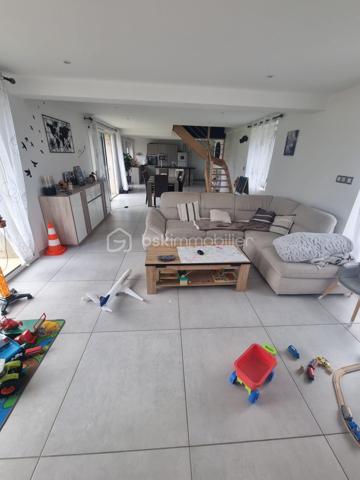 ✨  charmante maison – 133 m² habitables sur 1 400 m² de terrain – Meslay-le-Grenet

Située dans un environnement calme et recherché à Meslay-le-Grenet, à proximité immédiate des écoles, commerces et axes autoroutiers, cette belle maison familiale de 133 m² séduit par ses volumes, son potentiel et la qualité de ses prestations, le tout sur un terrain de 1 400 m² dont 1 000 m² de jardin paysager.

🔹 Rez-de-chaussée
Dès l’entrée, vous découvrirez une vaste entrée élégante avec toilettes indépendantes, desservant un espace de vie lumineux composé d’un séjour ouvert sur la cuisine, idéal pour les moments de convivialité.
Une superbe suite parentale complète ce niveau, offrant un espace intime avec baignoire, douche et double vasque.

🔹 À l’étage
L’espace nuit propose :
	•	Deux chambres confortables
	•	Une salle d’eau moderne avec douche, vasque et WC

🔹 Dernier niveau
Un espace accessible par escalier escamotable dessert une pièce polyvalente pouvant accueillir selon vos besoins :
	•	chambre d’appoint
	•	bureau
	•	espace loisirs
	•	ou zone de stockage optimisée

🔧 Prestations & confort
	•	Maison entièrement électrique
	•	Plancher chauffant électrique sur une partie de l’habitation
	•	Conduit Poujoulat existant, prêt à recevoir un poêle (bois ou granulés), pour un confort thermique optimisé et une ambiance chaleureuse

🏡 Dépendance
Une grange indépendante de 60 m² avec étage offre un potentiel remarquable : atelier, stockage, garage, projet d’aménagement, activité professionnelle ou dépendance future.

🌿 Extérieurs
Terrain généreux de 1 400 m², dont 1 000 m² de jardin, offrant un cadre de vie paisible, verdoyant et propice aux projets paysagers, familiaux ou de loisirs.

📍 Situation
Meslay-le-Grenet, commune recherchée pour sa qualité de vie, sa proximité avec :
	•	écoles
	•	commerces
	•	accès autoroutiers
	•	bassins d’emploi

⸻

💎 Un bien rare sur le secteur, alliant volumes, fonctionnalité, potentiel d’évolution et cadre de vie privilégié.
Idéal pour résidence principale familiale ou projet patrimonial.