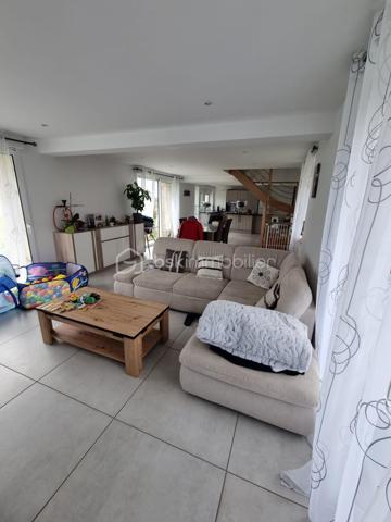 ✨  charmante maison – 133 m² habitables sur 1 400 m² de terrain – Meslay-le-Grenet

Située dans un environnement calme et recherché à Meslay-le-Grenet, à proximité immédiate des écoles, commerces et axes autoroutiers, cette belle maison familiale de 133 m² séduit par ses volumes, son potentiel et la qualité de ses prestations, le tout sur un terrain de 1 400 m² dont 1 000 m² de jardin paysager.

🔹 Rez-de-chaussée
Dès l’entrée, vous découvrirez une vaste entrée élégante avec toilettes indépendantes, desservant un espace de vie lumineux composé d’un séjour ouvert sur la cuisine, idéal pour les moments de convivialité.
Une superbe suite parentale complète ce niveau, offrant un espace intime avec baignoire, douche et double vasque.

🔹 À l’étage
L’espace nuit propose :
	•	Deux chambres confortables
	•	Une salle d’eau moderne avec douche, vasque et WC

🔹 Dernier niveau
Un espace accessible par escalier escamotable dessert une pièce polyvalente pouvant accueillir selon vos besoins :
	•	chambre d’appoint
	•	bureau
	•	espace loisirs
	•	ou zone de stockage optimisée

🔧 Prestations & confort
	•	Maison entièrement électrique
	•	Plancher chauffant électrique sur une partie de l’habitation
	•	Conduit Poujoulat existant, prêt à recevoir un poêle (bois ou granulés), pour un confort thermique optimisé et une ambiance chaleureuse

🏡 Dépendance
Une grange indépendante de 60 m² avec étage offre un potentiel remarquable : atelier, stockage, garage, projet d’aménagement, activité professionnelle ou dépendance future.

🌿 Extérieurs
Terrain généreux de 1 400 m², dont 1 000 m² de jardin, offrant un cadre de vie paisible, verdoyant et propice aux projets paysagers, familiaux ou de loisirs.

📍 Situation
Meslay-le-Grenet, commune recherchée pour sa qualité de vie, sa proximité avec :
	•	écoles
	•	commerces
	•	accès autoroutiers
	•	bassins d’emploi

⸻

💎 Un bien rare sur le secteur, alliant volumes, fonctionnalité, potentiel d’évolution et cadre de vie privilégié.
Idéal pour résidence principale familiale ou projet patrimonial.