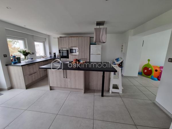 ✨  charmante maison – 133 m² habitables sur 1 400 m² de terrain – Meslay-le-Grenet

Située dans un environnement calme et recherché à Meslay-le-Grenet, à proximité immédiate des écoles, commerces et axes autoroutiers, cette belle maison familiale de 133 m² séduit par ses volumes, son potentiel et la qualité de ses prestations, le tout sur un terrain de 1 400 m² dont 1 000 m² de jardin paysager.

🔹 Rez-de-chaussée
Dès l’entrée, vous découvrirez une vaste entrée élégante avec toilettes indépendantes, desservant un espace de vie lumineux composé d’un séjour ouvert sur la cuisine, idéal pour les moments de convivialité.
Une superbe suite parentale complète ce niveau, offrant un espace intime avec baignoire, douche et double vasque.

🔹 À l’étage
L’espace nuit propose :
	•	Deux chambres confortables
	•	Une salle d’eau moderne avec douche, vasque et WC

🔹 Dernier niveau
Un espace accessible par escalier escamotable dessert une pièce polyvalente pouvant accueillir selon vos besoins :
	•	chambre d’appoint
	•	bureau
	•	espace loisirs
	•	ou zone de stockage optimisée

🔧 Prestations & confort
	•	Maison entièrement électrique
	•	Plancher chauffant électrique sur une partie de l’habitation
	•	Conduit Poujoulat existant, prêt à recevoir un poêle (bois ou granulés), pour un confort thermique optimisé et une ambiance chaleureuse

🏡 Dépendance
Une grange indépendante de 60 m² avec étage offre un potentiel remarquable : atelier, stockage, garage, projet d’aménagement, activité professionnelle ou dépendance future.

🌿 Extérieurs
Terrain généreux de 1 400 m², dont 1 000 m² de jardin, offrant un cadre de vie paisible, verdoyant et propice aux projets paysagers, familiaux ou de loisirs.

📍 Situation
Meslay-le-Grenet, commune recherchée pour sa qualité de vie, sa proximité avec :
	•	écoles
	•	commerces
	•	accès autoroutiers
	•	bassins d’emploi

⸻

💎 Un bien rare sur le secteur, alliant volumes, fonctionnalité, potentiel d’évolution et cadre de vie privilégié.
Idéal pour résidence principale familiale ou projet patrimonial.