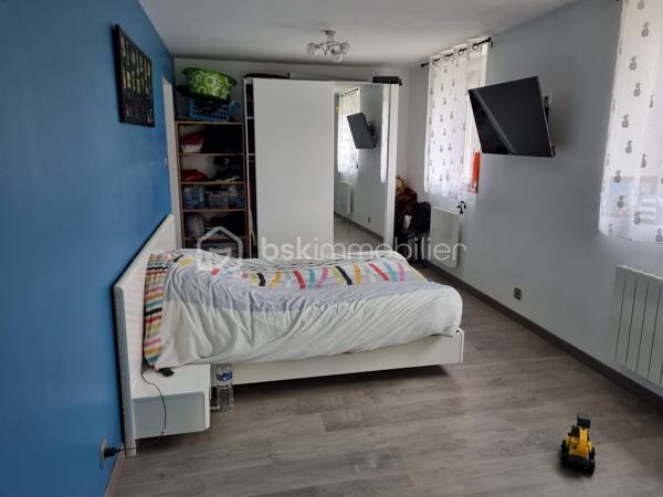 ✨  charmante maison – 133 m² habitables sur 1 400 m² de terrain – Meslay-le-Grenet

Située dans un environnement calme et recherché à Meslay-le-Grenet, à proximité immédiate des écoles, commerces et axes autoroutiers, cette belle maison familiale de 133 m² séduit par ses volumes, son potentiel et la qualité de ses prestations, le tout sur un terrain de 1 400 m² dont 1 000 m² de jardin paysager.

🔹 Rez-de-chaussée
Dès l’entrée, vous découvrirez une vaste entrée élégante avec toilettes indépendantes, desservant un espace de vie lumineux composé d’un séjour ouvert sur la cuisine, idéal pour les moments de convivialité.
Une superbe suite parentale complète ce niveau, offrant un espace intime avec baignoire, douche et double vasque.

🔹 À l’étage
L’espace nuit propose :
	•	Deux chambres confortables
	•	Une salle d’eau moderne avec douche, vasque et WC

🔹 Dernier niveau
Un espace accessible par escalier escamotable dessert une pièce polyvalente pouvant accueillir selon vos besoins :
	•	chambre d’appoint
	•	bureau
	•	espace loisirs
	•	ou zone de stockage optimisée

🔧 Prestations & confort
	•	Maison entièrement électrique
	•	Plancher chauffant électrique sur une partie de l’habitation
	•	Conduit Poujoulat existant, prêt à recevoir un poêle (bois ou granulés), pour un confort thermique optimisé et une ambiance chaleureuse

🏡 Dépendance
Une grange indépendante de 60 m² avec étage offre un potentiel remarquable : atelier, stockage, garage, projet d’aménagement, activité professionnelle ou dépendance future.

🌿 Extérieurs
Terrain généreux de 1 400 m², dont 1 000 m² de jardin, offrant un cadre de vie paisible, verdoyant et propice aux projets paysagers, familiaux ou de loisirs.

📍 Situation
Meslay-le-Grenet, commune recherchée pour sa qualité de vie, sa proximité avec :
	•	écoles
	•	commerces
	•	accès autoroutiers
	•	bassins d’emploi

⸻

💎 Un bien rare sur le secteur, alliant volumes, fonctionnalité, potentiel d’évolution et cadre de vie privilégié.
Idéal pour résidence principale familiale ou projet patrimonial.