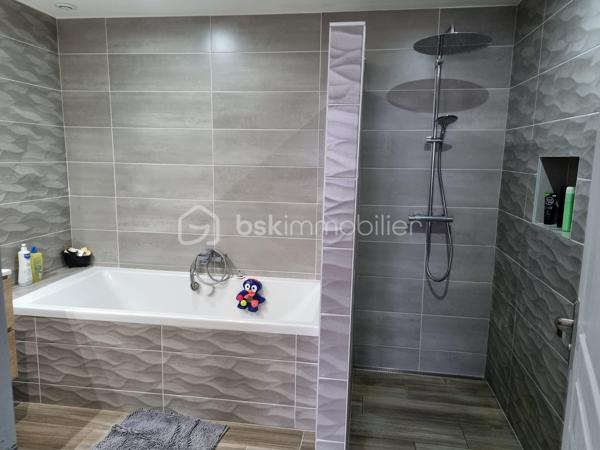 ✨  charmante maison – 133 m² habitables sur 1 400 m² de terrain – Meslay-le-Grenet

Située dans un environnement calme et recherché à Meslay-le-Grenet, à proximité immédiate des écoles, commerces et axes autoroutiers, cette belle maison familiale de 133 m² séduit par ses volumes, son potentiel et la qualité de ses prestations, le tout sur un terrain de 1 400 m² dont 1 000 m² de jardin paysager.

🔹 Rez-de-chaussée
Dès l’entrée, vous découvrirez une vaste entrée élégante avec toilettes indépendantes, desservant un espace de vie lumineux composé d’un séjour ouvert sur la cuisine, idéal pour les moments de convivialité.
Une superbe suite parentale complète ce niveau, offrant un espace intime avec baignoire, douche et double vasque.

🔹 À l’étage
L’espace nuit propose :
	•	Deux chambres confortables
	•	Une salle d’eau moderne avec douche, vasque et WC

🔹 Dernier niveau
Un espace accessible par escalier escamotable dessert une pièce polyvalente pouvant accueillir selon vos besoins :
	•	chambre d’appoint
	•	bureau
	•	espace loisirs
	•	ou zone de stockage optimisée

🔧 Prestations & confort
	•	Maison entièrement électrique
	•	Plancher chauffant électrique sur une partie de l’habitation
	•	Conduit Poujoulat existant, prêt à recevoir un poêle (bois ou granulés), pour un confort thermique optimisé et une ambiance chaleureuse

🏡 Dépendance
Une grange indépendante de 60 m² avec étage offre un potentiel remarquable : atelier, stockage, garage, projet d’aménagement, activité professionnelle ou dépendance future.

🌿 Extérieurs
Terrain généreux de 1 400 m², dont 1 000 m² de jardin, offrant un cadre de vie paisible, verdoyant et propice aux projets paysagers, familiaux ou de loisirs.

📍 Situation
Meslay-le-Grenet, commune recherchée pour sa qualité de vie, sa proximité avec :
	•	écoles
	•	commerces
	•	accès autoroutiers
	•	bassins d’emploi

⸻

💎 Un bien rare sur le secteur, alliant volumes, fonctionnalité, potentiel d’évolution et cadre de vie privilégié.
Idéal pour résidence principale familiale ou projet patrimonial.