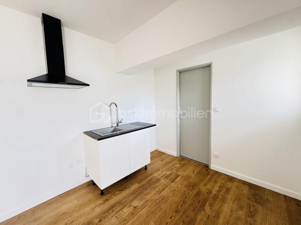 Découvrez ce charmant T2 refait à neuf, offrant un cadre de vie moderne et fonctionnel.
Il se compose d’un séjour lumineux avec coin cuisine, d’une chambre confortable ainsi que d’une salle d’eau avec WC.
À l’extérieur, vous bénéficierez également d’une place de parking privative.
Vendu libre de toute occupation, cet appartement représente également une excellente opportunité d’investissement puisqu’il était précédemment loué 600 € par mois. Un bien rare alliant emplacement, confort et rentabilité. À visiter sans tarder !