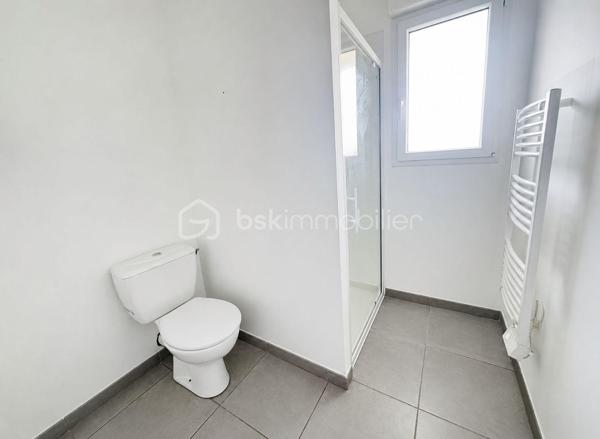 Découvrez ce charmant T2 refait à neuf, offrant un cadre de vie moderne et fonctionnel.
Il se compose d’un séjour lumineux avec coin cuisine, d’une chambre confortable ainsi que d’une salle d’eau avec WC.
À l’extérieur, vous bénéficierez également d’une place de parking privative.
Vendu libre de toute occupation, cet appartement représente également une excellente opportunité d’investissement puisqu’il était précédemment loué 600 € par mois. Un bien rare alliant emplacement, confort et rentabilité. À visiter sans tarder !