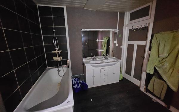 Immeuble à vendre    7 pièces •  Bellac