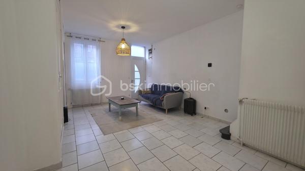 Maison offrant environ 70 m² utiles avec une pièce de vie lumineuse et une cuisine ouverte, dans un agencement fonctionnel et agréable au quotidien.

• Rez-de-chaussée :
Pièce de vie conviviale avec cuisine ouverte, donnant sur 1 cour avec sa dépendance (buanderie/chaufferie)

• 1er étage :
Une chambre confortable ainsi qu’une seconde pièce pouvant faire office de chambre ou de bureau.

• Dernier niveau :
Espace nuit sous combles offrant un volume au sol intéressant et facilement exploitable.

• Complément :
Salle d’eau avec douche.
Cave
Cour privative, appréciable en milieu urbain.

Maison bien entretenue, habitable sans travaux importants.

📍 Située dans une rue en impasse, secteur rue Dejean à Amiens, dans un quartier en expansion.

✔ Points forts :
70 m² utiles
3 espaces nuit
Cour extérieure
Environnement calme
Bien entretenu

ℹ Information importante :
Certaines surfaces sont aménagées sous pente et présentent des volumes variables.

📞 Contact :
Pour plus d’informations ou organiser une visite, contactez moi !