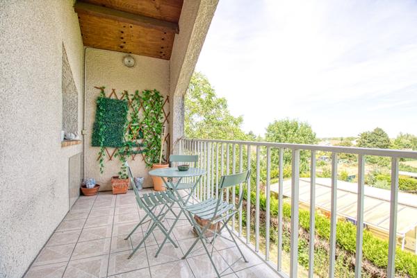 Studio avec mezzanine, balcon et vue dégagée