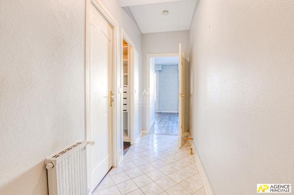 Versailles Notre Dame - Studio/2 pieces de 38.20 m² carrez situé au 1er étage avec ascenseur et box €345 000 ** - Référence 25842