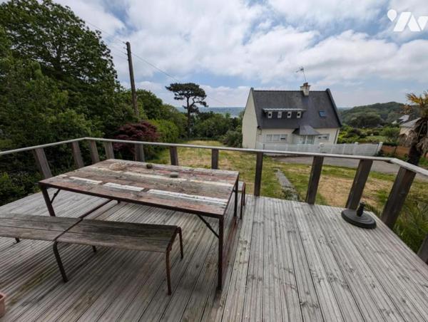 À VENDRE – MAISON DE PAYS EN PIERRE AVEC VUE MER PARTIELLE, CENTRE-VILLE DE PERROS-GUIREC