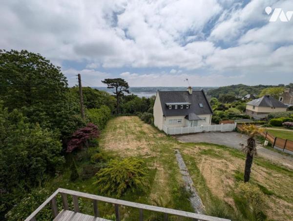 À VENDRE – MAISON DE PAYS EN PIERRE AVEC VUE MER PARTIELLE, CENTRE-VILLE DE PERROS-GUIREC