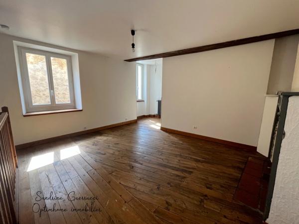 CHARMANTE MAISON DE VILLAGE LOUEE A MEZIN 111 M² 4 PIECES