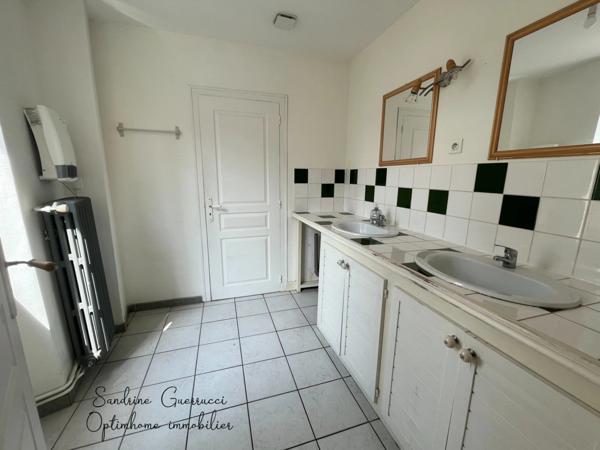 CHARMANTE MAISON DE VILLAGE LOUEE A MEZIN 111 M² 4 PIECES