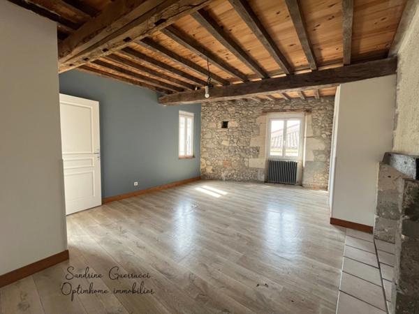 CHARMANTE MAISON DE VILLAGE LOUEE A MEZIN 111 M² 4 PIECES