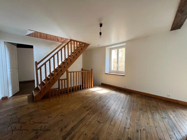 CHARMANTE MAISON DE VILLAGE LOUEE A MEZIN 111 M² 4 PIECES