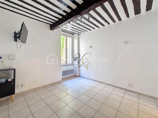 Studio au cœur d’Orange – Idéal investisseur ou premier achat

Situé en plein centre-ville d’Orange, ce studio représente une opportunité idéale pour un investissement locatif ou un premier achat.

Implanté dans un emplacement recherché, à proximité immédiate des commerces, transports et commodités, il offre un cadre de vie pratique et dynamique.

Le bien se compose d’une pièce de vie fonctionnelle, d’un espace cuisine et d’une salle d’eau ainsi qu'un WC indépendant. Son agencement optimisé permet une exploitation locative efficace avec un bon potentiel de rendement.

Faibles charges, forte demande locative sur le secteur : un bien stratégique pour sécuriser votre investissement ou démarrer votre projet immobilier.

À visiter sans tarder.

⚠️ Visite sur dossier validé uniquement – étude bancaire exigée
📍 Inter cabinet bienvenu
🎥 Visite virtuelle sur demande