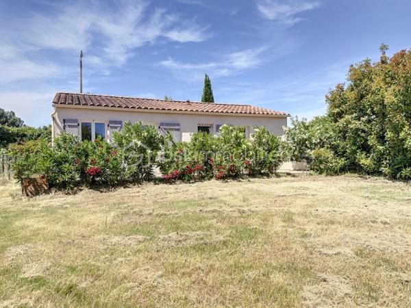 Maison de plain-pied située à Monteux, dans un secteur calme, proche de toutes les commodités.
Construite en 2016, cette maison est implantée sur une parcelle constructible d'environ 860 m². Elle offre une belle pièce de vie avec cuisine ouverte, deux chambres, une buanderie, un WC et une salle d'eau.
Cette maison constitue une opportunité rare sur le secteur. 
À visiter sans tarder !