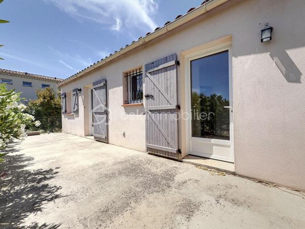 Maison de plain-pied située à Monteux, dans un secteur calme, proche de toutes les commodités.
Construite en 2016, cette maison est implantée sur une parcelle constructible d'environ 860 m². Elle offre une belle pièce de vie avec cuisine ouverte, deux chambres, une buanderie, un WC et une salle d'eau.
Cette maison constitue une opportunité rare sur le secteur. 
À visiter sans tarder !