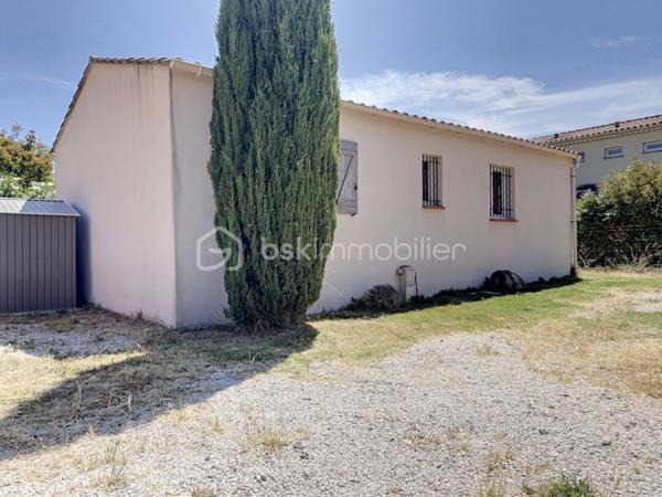 Maison de plain-pied située à Monteux, dans un secteur calme, proche de toutes les commodités.
Construite en 2016, cette maison est implantée sur une parcelle constructible d'environ 860 m². Elle offre une belle pièce de vie avec cuisine ouverte, deux chambres, une buanderie, un WC et une salle d'eau.
Cette maison constitue une opportunité rare sur le secteur. 
À visiter sans tarder !