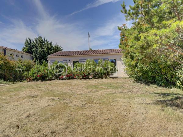 Maison de plain-pied située à Monteux, dans un secteur calme, proche de toutes les commodités.
Construite en 2016, cette maison est implantée sur une parcelle constructible d'environ 860 m². Elle offre une belle pièce de vie avec cuisine ouverte, deux chambres, une buanderie, un WC et une salle d'eau.
Cette maison constitue une opportunité rare sur le secteur. 
À visiter sans tarder !