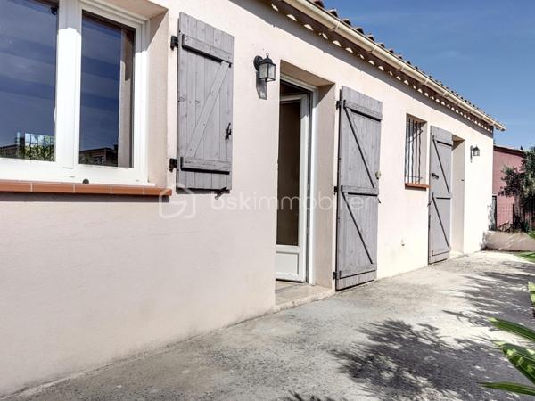 Maison de plain-pied située à Monteux, dans un secteur calme, proche de toutes les commodités.
Construite en 2016, cette maison est implantée sur une parcelle constructible d'environ 860 m². Elle offre une belle pièce de vie avec cuisine ouverte, deux chambres, une buanderie, un WC et une salle d'eau.
Cette maison constitue une opportunité rare sur le secteur. 
À visiter sans tarder !