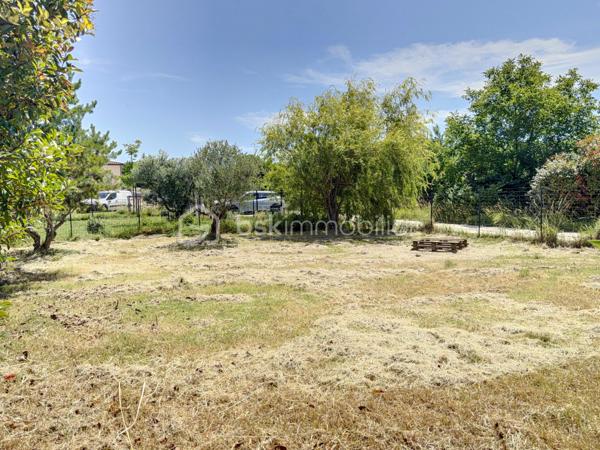 Maison de plain-pied située à Monteux, dans un secteur calme, proche de toutes les commodités.
Construite en 2016, cette maison est implantée sur une parcelle constructible d'environ 860 m². Elle offre une belle pièce de vie avec cuisine ouverte, deux chambres, une buanderie, un WC et une salle d'eau.
Cette maison constitue une opportunité rare sur le secteur. 
À visiter sans tarder !