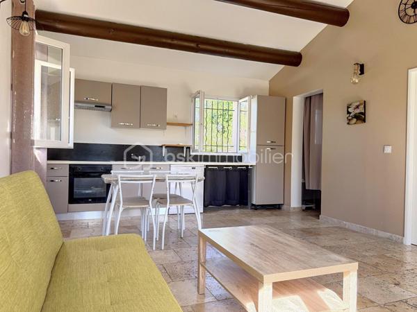 Maison de plain-pied située à Monteux, dans un secteur calme, proche de toutes les commodités.
Construite en 2016, cette maison est implantée sur une parcelle constructible d'environ 860 m². Elle offre une belle pièce de vie avec cuisine ouverte, deux chambres, une buanderie, un WC et une salle d'eau.
Cette maison constitue une opportunité rare sur le secteur. 
À visiter sans tarder !