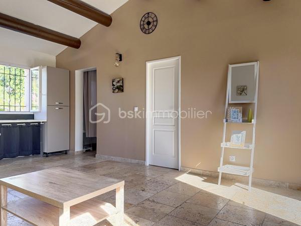 Maison de plain-pied située à Monteux, dans un secteur calme, proche de toutes les commodités.
Construite en 2016, cette maison est implantée sur une parcelle constructible d'environ 860 m². Elle offre une belle pièce de vie avec cuisine ouverte, deux chambres, une buanderie, un WC et une salle d'eau.
Cette maison constitue une opportunité rare sur le secteur. 
À visiter sans tarder !