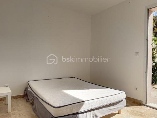 Maison de plain-pied située à Monteux, dans un secteur calme, proche de toutes les commodités.
Construite en 2016, cette maison est implantée sur une parcelle constructible d'environ 860 m². Elle offre une belle pièce de vie avec cuisine ouverte, deux chambres, une buanderie, un WC et une salle d'eau.
Cette maison constitue une opportunité rare sur le secteur. 
À visiter sans tarder !