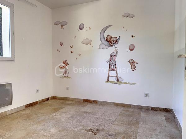 Maison de plain-pied située à Monteux, dans un secteur calme, proche de toutes les commodités.
Construite en 2016, cette maison est implantée sur une parcelle constructible d'environ 860 m². Elle offre une belle pièce de vie avec cuisine ouverte, deux chambres, une buanderie, un WC et une salle d'eau.
Cette maison constitue une opportunité rare sur le secteur. 
À visiter sans tarder !