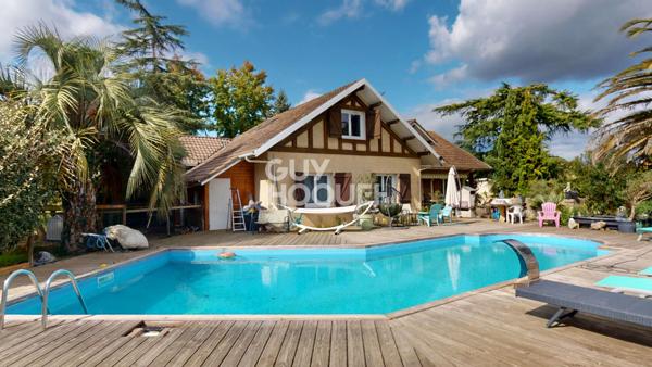 Propriété 258 m² avec piscine, 1.1 ha de terrain et hangar proche Hagetmau