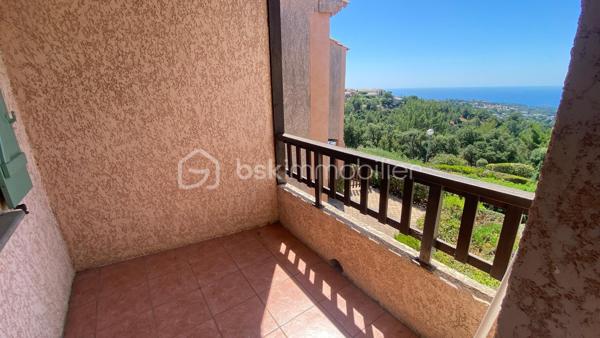 Superbe 2 pièces avec vue mer panoramique dans une résidence d'exception

Laissez-vous séduire par ce magnifique appartement 2 pièces traversant, idéalement exposé plein sud, offrant une vue imprenable sur les collines jusqu'à la mer, visible depuis la terrasse ainsi que depuis la majorité des pièces.

Situé au sein d'une résidence très recherchée, parfaitement entretenue, vous profiterez d'équipements haut de gamme : grande piscine à débordement, courts de tennis, boulodrome, parkings extérieurs réservés aux résidents et local à vélos.

L'appartement se compose d'une entrée avec placards, d'un lumineux séjour avec cuisine américaine entièrement équipée, d'une chambre avec placard, d'une salle de bains, de WC indépendants et d'une agréable terrasse invitant à la détente face à un panorama exceptionnel.

Un véritable havre de paix, idéal pour des vacances inoubliables sur la Côte d'Azur, mais également un excellent investissement (avec ses 6 couchages) grâce à sa très bonne rentabilité en location saisonnière.

Les + du bien :

Exposition plein sud
Vue panoramique sur les collines et la mer
Résidence avec piscine à débordement, tennis et boulodrome
Appartement traversant, lumineux et fonctionnel
Fort potentiel de rentabilité locative saisonnière