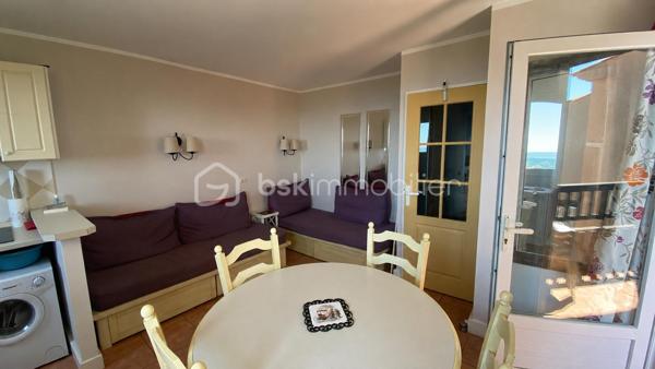 Superbe 2 pièces avec vue mer panoramique dans une résidence d'exception

Laissez-vous séduire par ce magnifique appartement 2 pièces traversant, idéalement exposé plein sud, offrant une vue imprenable sur les collines jusqu'à la mer, visible depuis la terrasse ainsi que depuis la majorité des pièces.

Situé au sein d'une résidence très recherchée, parfaitement entretenue, vous profiterez d'équipements haut de gamme : grande piscine à débordement, courts de tennis, boulodrome, parkings extérieurs réservés aux résidents et local à vélos.

L'appartement se compose d'une entrée avec placards, d'un lumineux séjour avec cuisine américaine entièrement équipée, d'une chambre avec placard, d'une salle de bains, de WC indépendants et d'une agréable terrasse invitant à la détente face à un panorama exceptionnel.

Un véritable havre de paix, idéal pour des vacances inoubliables sur la Côte d'Azur, mais également un excellent investissement (avec ses 6 couchages) grâce à sa très bonne rentabilité en location saisonnière.

Les + du bien :

Exposition plein sud
Vue panoramique sur les collines et la mer
Résidence avec piscine à débordement, tennis et boulodrome
Appartement traversant, lumineux et fonctionnel
Fort potentiel de rentabilité locative saisonnière