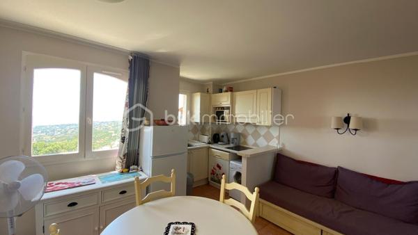 Superbe 2 pièces avec vue mer panoramique dans une résidence d'exception

Laissez-vous séduire par ce magnifique appartement 2 pièces traversant, idéalement exposé plein sud, offrant une vue imprenable sur les collines jusqu'à la mer, visible depuis la terrasse ainsi que depuis la majorité des pièces.

Situé au sein d'une résidence très recherchée, parfaitement entretenue, vous profiterez d'équipements haut de gamme : grande piscine à débordement, courts de tennis, boulodrome, parkings extérieurs réservés aux résidents et local à vélos.

L'appartement se compose d'une entrée avec placards, d'un lumineux séjour avec cuisine américaine entièrement équipée, d'une chambre avec placard, d'une salle de bains, de WC indépendants et d'une agréable terrasse invitant à la détente face à un panorama exceptionnel.

Un véritable havre de paix, idéal pour des vacances inoubliables sur la Côte d'Azur, mais également un excellent investissement (avec ses 6 couchages) grâce à sa très bonne rentabilité en location saisonnière.

Les + du bien :

Exposition plein sud
Vue panoramique sur les collines et la mer
Résidence avec piscine à débordement, tennis et boulodrome
Appartement traversant, lumineux et fonctionnel
Fort potentiel de rentabilité locative saisonnière