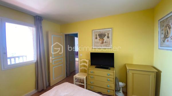 Superbe 2 pièces avec vue mer panoramique dans une résidence d'exception

Laissez-vous séduire par ce magnifique appartement 2 pièces traversant, idéalement exposé plein sud, offrant une vue imprenable sur les collines jusqu'à la mer, visible depuis la terrasse ainsi que depuis la majorité des pièces.

Situé au sein d'une résidence très recherchée, parfaitement entretenue, vous profiterez d'équipements haut de gamme : grande piscine à débordement, courts de tennis, boulodrome, parkings extérieurs réservés aux résidents et local à vélos.

L'appartement se compose d'une entrée avec placards, d'un lumineux séjour avec cuisine américaine entièrement équipée, d'une chambre avec placard, d'une salle de bains, de WC indépendants et d'une agréable terrasse invitant à la détente face à un panorama exceptionnel.

Un véritable havre de paix, idéal pour des vacances inoubliables sur la Côte d'Azur, mais également un excellent investissement (avec ses 6 couchages) grâce à sa très bonne rentabilité en location saisonnière.

Les + du bien :

Exposition plein sud
Vue panoramique sur les collines et la mer
Résidence avec piscine à débordement, tennis et boulodrome
Appartement traversant, lumineux et fonctionnel
Fort potentiel de rentabilité locative saisonnière