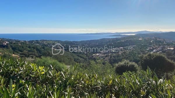 Superbe 2 pièces avec vue mer panoramique dans une résidence d'exception

Laissez-vous séduire par ce magnifique appartement 2 pièces traversant, idéalement exposé plein sud, offrant une vue imprenable sur les collines jusqu'à la mer, visible depuis la terrasse ainsi que depuis la majorité des pièces.

Situé au sein d'une résidence très recherchée, parfaitement entretenue, vous profiterez d'équipements haut de gamme : grande piscine à débordement, courts de tennis, boulodrome, parkings extérieurs réservés aux résidents et local à vélos.

L'appartement se compose d'une entrée avec placards, d'un lumineux séjour avec cuisine américaine entièrement équipée, d'une chambre avec placard, d'une salle de bains, de WC indépendants et d'une agréable terrasse invitant à la détente face à un panorama exceptionnel.

Un véritable havre de paix, idéal pour des vacances inoubliables sur la Côte d'Azur, mais également un excellent investissement (avec ses 6 couchages) grâce à sa très bonne rentabilité en location saisonnière.

Les + du bien :

Exposition plein sud
Vue panoramique sur les collines et la mer
Résidence avec piscine à débordement, tennis et boulodrome
Appartement traversant, lumineux et fonctionnel
Fort potentiel de rentabilité locative saisonnière