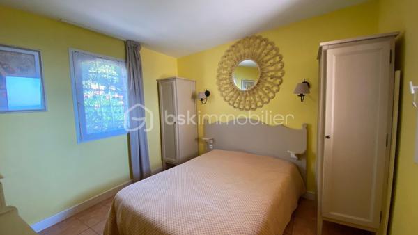 Superbe 2 pièces avec vue mer panoramique dans une résidence d'exception

Laissez-vous séduire par ce magnifique appartement 2 pièces traversant, idéalement exposé plein sud, offrant une vue imprenable sur les collines jusqu'à la mer, visible depuis la terrasse ainsi que depuis la majorité des pièces.

Situé au sein d'une résidence très recherchée, parfaitement entretenue, vous profiterez d'équipements haut de gamme : grande piscine à débordement, courts de tennis, boulodrome, parkings extérieurs réservés aux résidents et local à vélos.

L'appartement se compose d'une entrée avec placards, d'un lumineux séjour avec cuisine américaine entièrement équipée, d'une chambre avec placard, d'une salle de bains, de WC indépendants et d'une agréable terrasse invitant à la détente face à un panorama exceptionnel.

Un véritable havre de paix, idéal pour des vacances inoubliables sur la Côte d'Azur, mais également un excellent investissement (avec ses 6 couchages) grâce à sa très bonne rentabilité en location saisonnière.

Les + du bien :

Exposition plein sud
Vue panoramique sur les collines et la mer
Résidence avec piscine à débordement, tennis et boulodrome
Appartement traversant, lumineux et fonctionnel
Fort potentiel de rentabilité locative saisonnière