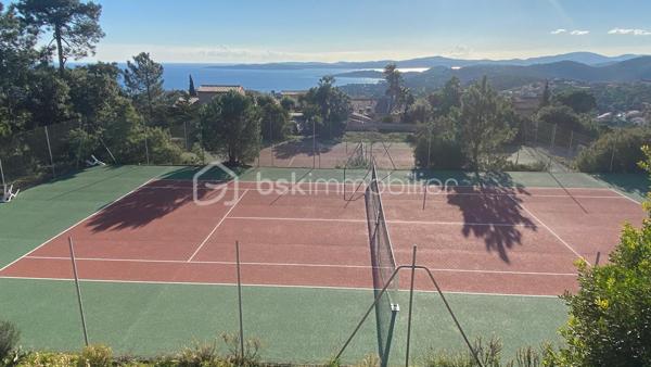 Superbe 2 pièces avec vue mer panoramique dans une résidence d'exception

Laissez-vous séduire par ce magnifique appartement 2 pièces traversant, idéalement exposé plein sud, offrant une vue imprenable sur les collines jusqu'à la mer, visible depuis la terrasse ainsi que depuis la majorité des pièces.

Situé au sein d'une résidence très recherchée, parfaitement entretenue, vous profiterez d'équipements haut de gamme : grande piscine à débordement, courts de tennis, boulodrome, parkings extérieurs réservés aux résidents et local à vélos.

L'appartement se compose d'une entrée avec placards, d'un lumineux séjour avec cuisine américaine entièrement équipée, d'une chambre avec placard, d'une salle de bains, de WC indépendants et d'une agréable terrasse invitant à la détente face à un panorama exceptionnel.

Un véritable havre de paix, idéal pour des vacances inoubliables sur la Côte d'Azur, mais également un excellent investissement (avec ses 6 couchages) grâce à sa très bonne rentabilité en location saisonnière.

Les + du bien :

Exposition plein sud
Vue panoramique sur les collines et la mer
Résidence avec piscine à débordement, tennis et boulodrome
Appartement traversant, lumineux et fonctionnel
Fort potentiel de rentabilité locative saisonnière